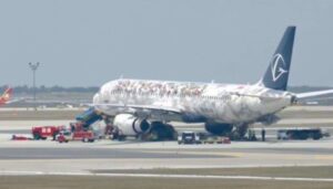 Les pneus du Boeing éclatent à l’atterrissage, les passagers bloqués deux heures à l’intérieur
